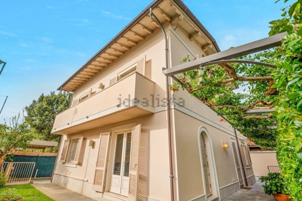 casa indipendente in vendita a Forte dei Marmi in zona Vittoria Apuana