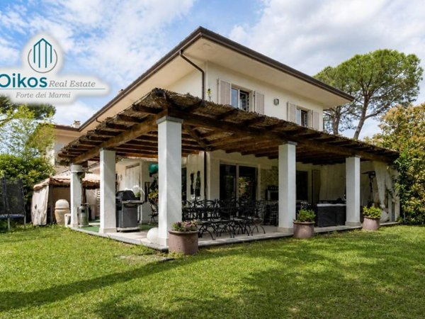 casa indipendente in vendita a Forte dei Marmi in zona Roma Imperiale