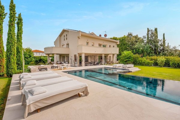 casa indipendente in vendita a Forte dei Marmi in zona Vittoria Apuana