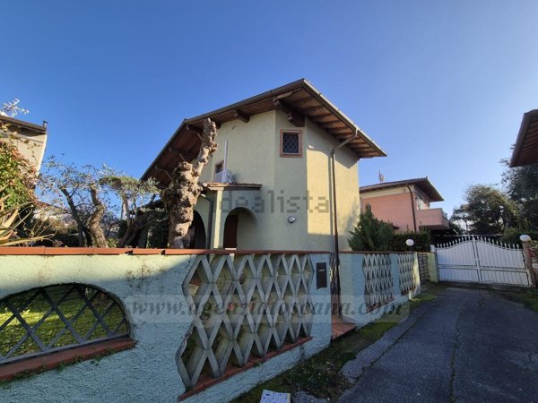 casa indipendente in vendita a Forte dei Marmi in zona Vittoria Apuana