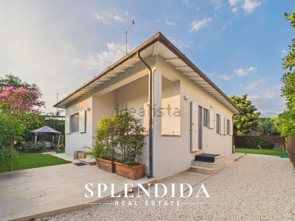 casa indipendente in vendita a Forte dei Marmi in zona Vaiana