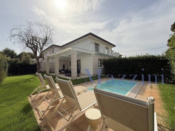 casa indipendente in vendita a Forte dei Marmi in zona Vittoria Apuana