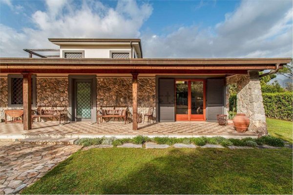 casa indipendente in vendita a Forte dei Marmi in zona Vittoria Apuana