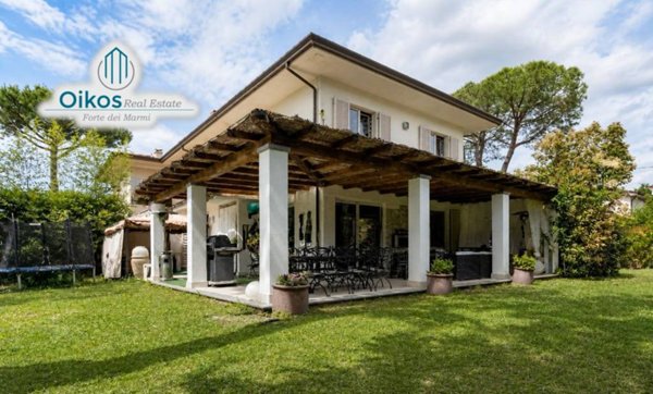 casa indipendente in vendita a Forte dei Marmi in zona Roma Imperiale