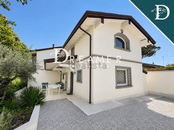 casa indipendente in vendita a Forte dei Marmi in zona Roma Imperiale
