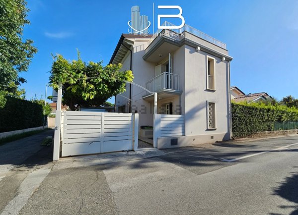 casa indipendente in vendita a Forte dei Marmi in zona Vittoria Apuana