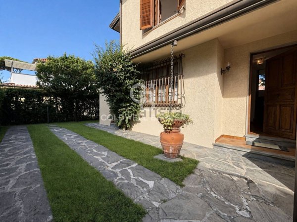 casa indipendente in vendita a Forte dei Marmi in zona Vittoria Apuana