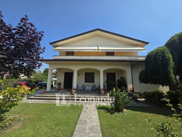 casa indipendente in vendita a Forte dei Marmi in zona Vaiana