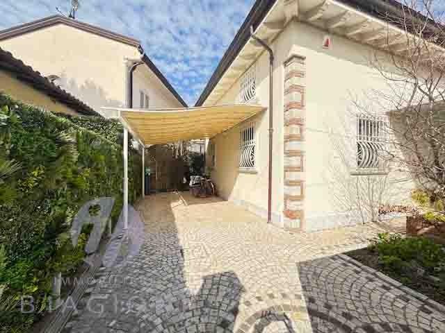 casa indipendente in vendita a Forte dei Marmi in zona Roma Imperiale