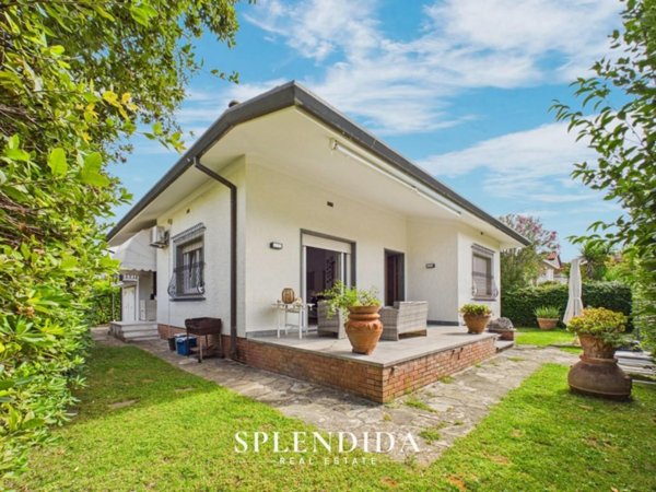 casa indipendente in vendita a Forte dei Marmi in zona Vittoria Apuana