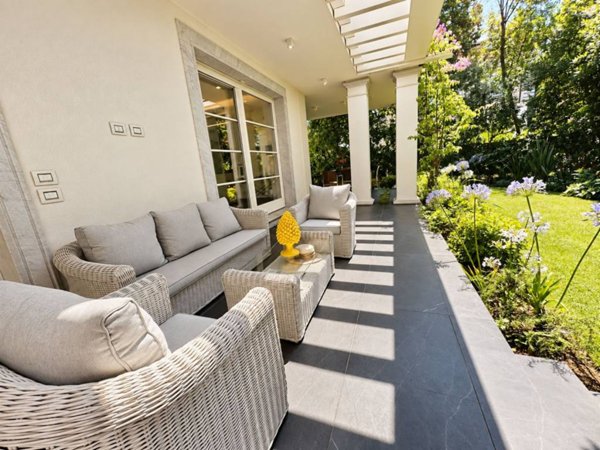 casa indipendente in vendita a Forte dei Marmi in zona Roma Imperiale