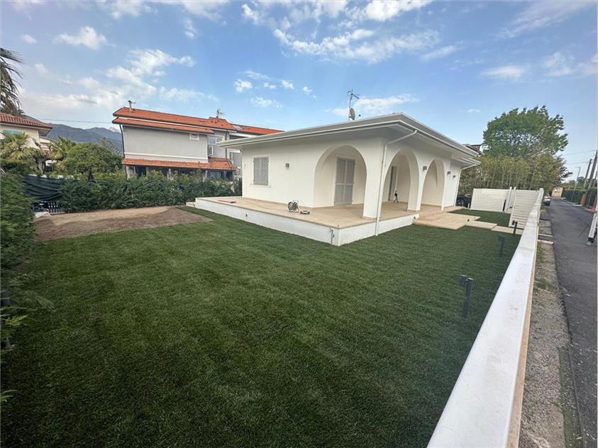 casa indipendente in vendita a Forte dei Marmi in zona Roma Imperiale