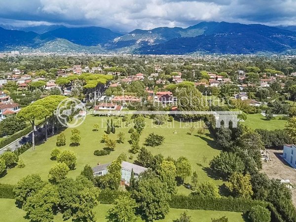 casa indipendente in vendita a Forte dei Marmi in zona Roma Imperiale