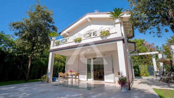 casa indipendente in vendita a Forte dei Marmi in zona Roma Imperiale