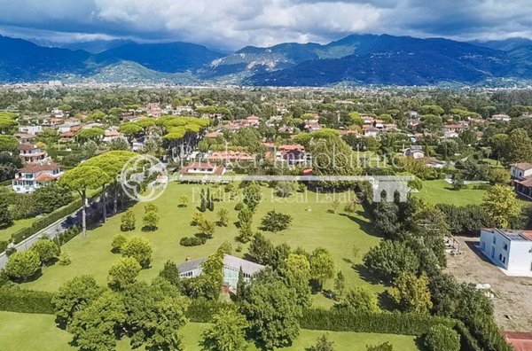 casa indipendente in vendita a Forte dei Marmi in zona Roma Imperiale