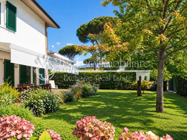 casa indipendente in vendita a Forte dei Marmi in zona Vittoria Apuana