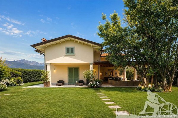 casa indipendente in vendita a Forte dei Marmi in zona Vittoria Apuana