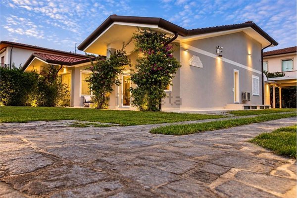 casa indipendente in vendita a Forte dei Marmi in zona Vittoria Apuana