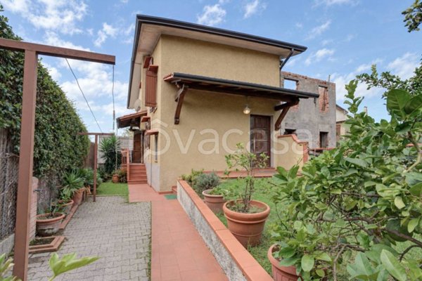 casa indipendente in vendita a Forte dei Marmi in zona Vaiana