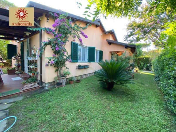 casa indipendente in vendita a Forte dei Marmi in zona Vittoria Apuana