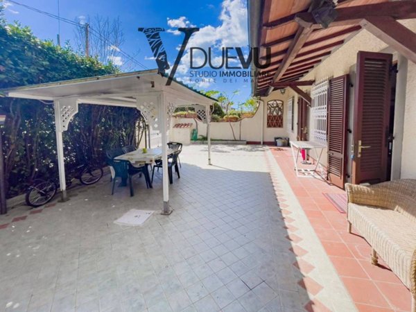 casa indipendente in vendita a Forte dei Marmi in zona Vittoria Apuana