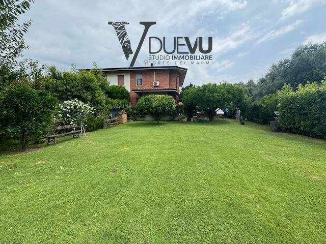 casa indipendente in vendita a Forte dei Marmi in zona Vaiana