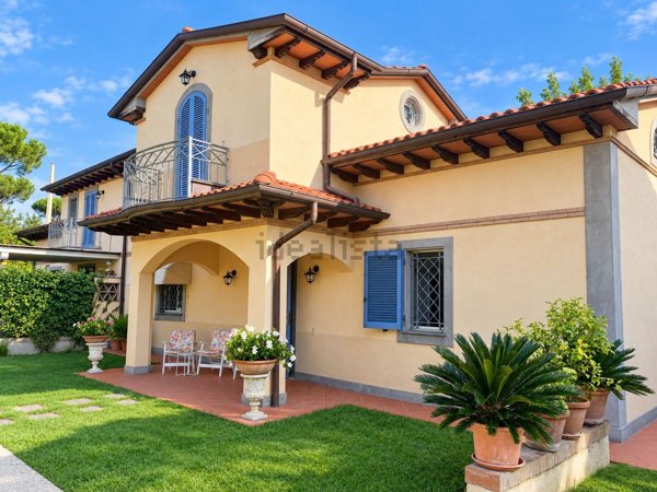 casa indipendente in vendita a Forte dei Marmi in zona Roma Imperiale