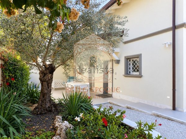 casa indipendente in vendita a Forte dei Marmi in zona Roma Imperiale