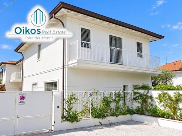 casa indipendente in vendita a Forte dei Marmi in zona Vittoria Apuana