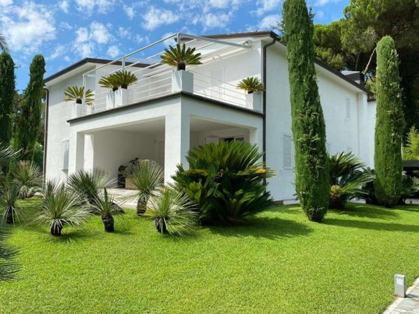 casa indipendente in vendita a Forte dei Marmi in zona Roma Imperiale