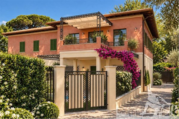 casa indipendente in vendita a Forte dei Marmi in zona Roma Imperiale