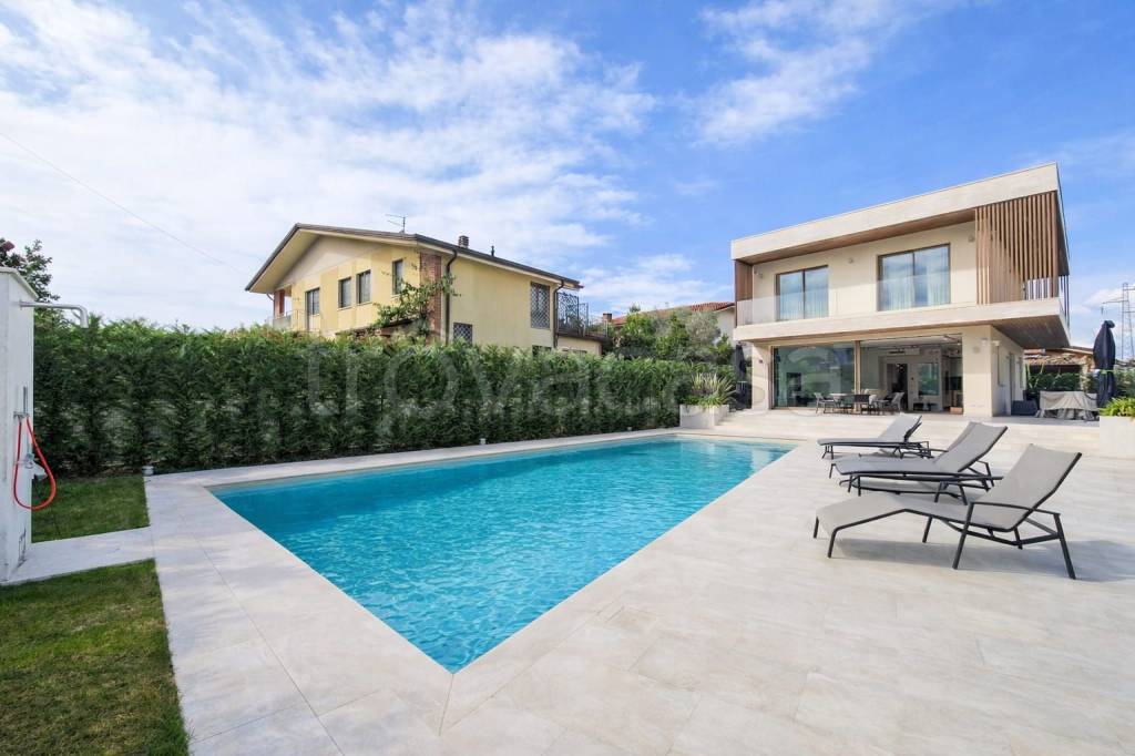 casa indipendente in vendita a Forte dei Marmi in zona Vittoria Apuana