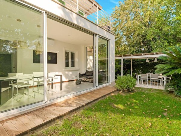 casa indipendente in vendita a Forte dei Marmi in zona Roma Imperiale