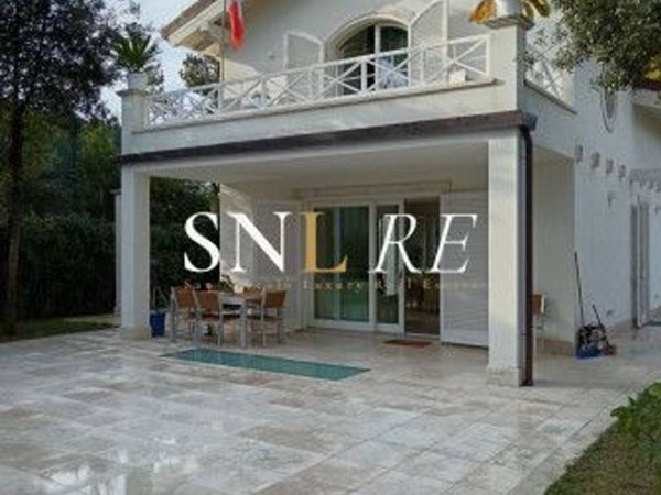 casa indipendente in vendita a Forte dei Marmi in zona Roma Imperiale