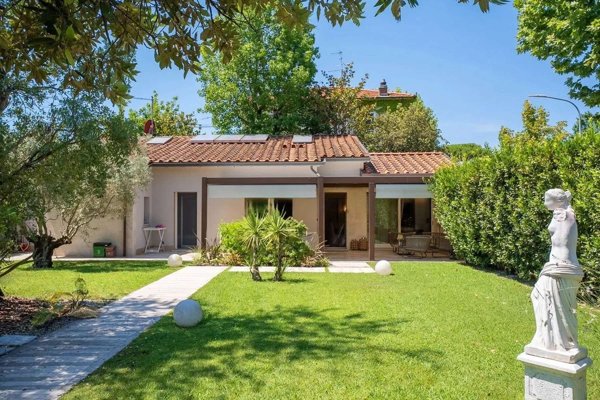 casa indipendente in vendita a Forte dei Marmi in zona Vittoria Apuana