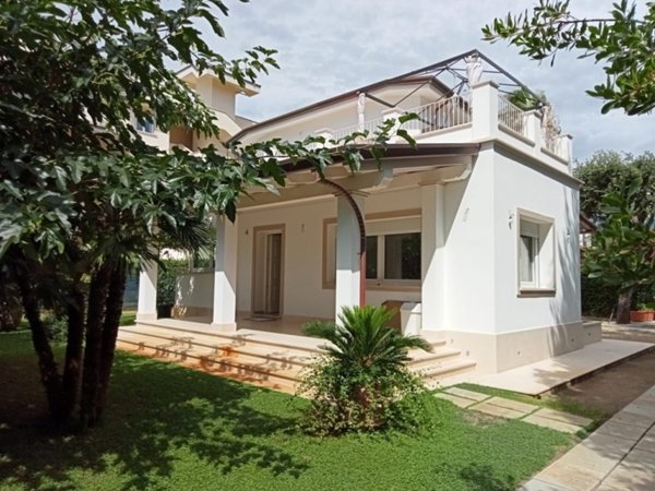 casa indipendente in vendita a Forte dei Marmi in zona Roma Imperiale