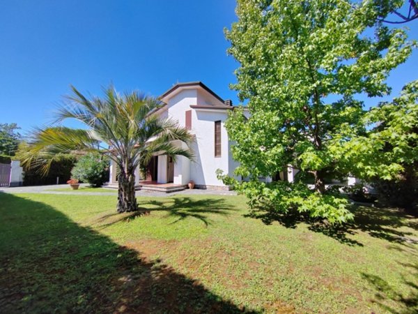 casa indipendente in vendita a Forte dei Marmi in zona Vittoria Apuana