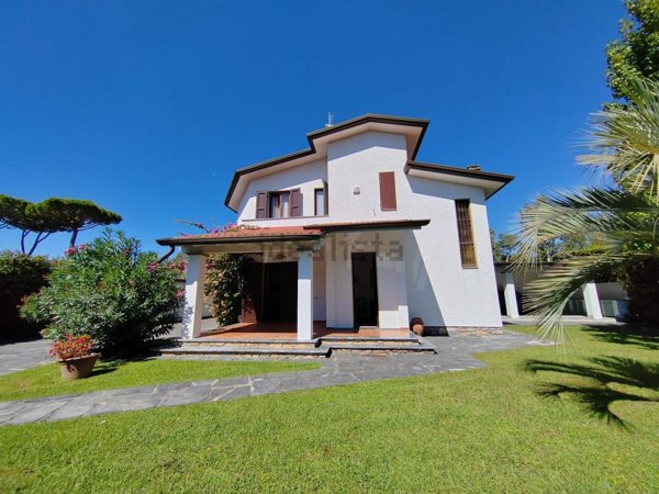 casa indipendente in vendita a Forte dei Marmi in zona Vittoria Apuana