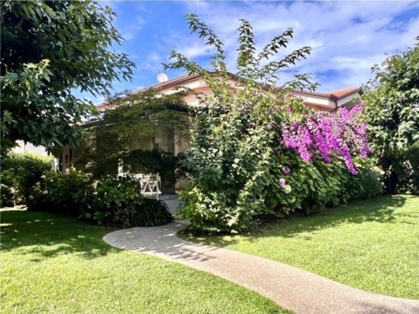 casa indipendente in vendita a Forte dei Marmi in zona Vittoria Apuana