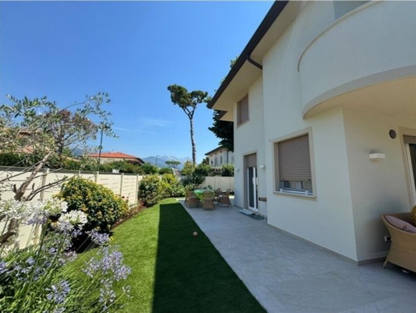 casa indipendente in vendita a Forte dei Marmi in zona Vittoria Apuana