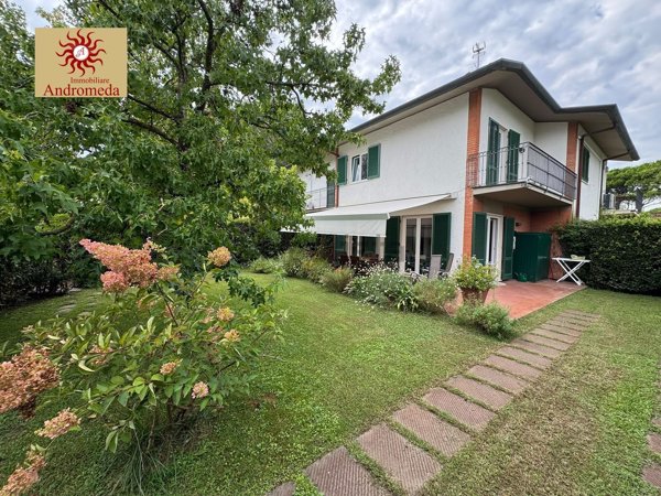 casa indipendente in vendita a Forte dei Marmi in zona Vittoria Apuana
