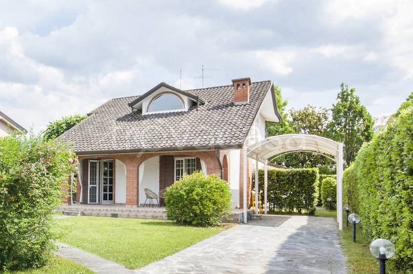 casa indipendente in vendita a Forte dei Marmi in zona Vittoria Apuana