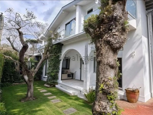 casa indipendente in vendita a Forte dei Marmi in zona Vittoria Apuana