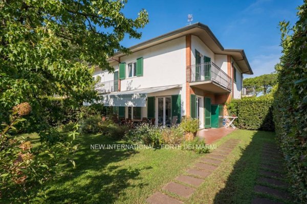 casa indipendente in vendita a Forte dei Marmi in zona Vittoria Apuana