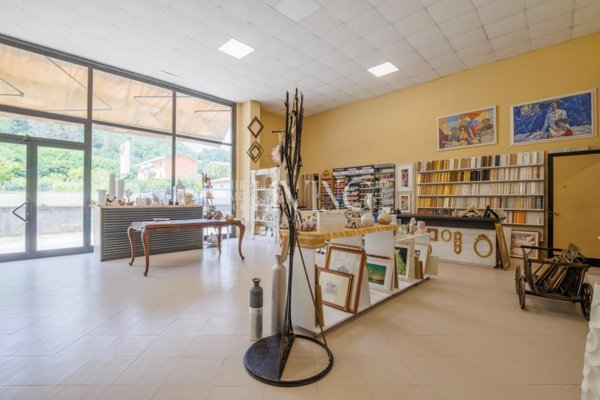 locale commerciale in vendita a Gallicano