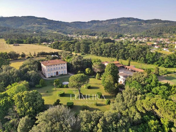 casa indipendente in vendita a Lucca in zona Carignano