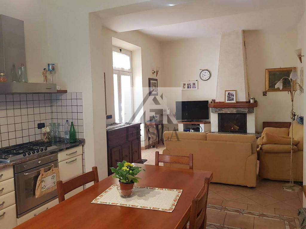 casa indipendente in vendita a Lucca in zona Chiatri