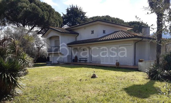 casa indipendente in vendita a Lucca in zona Balbano