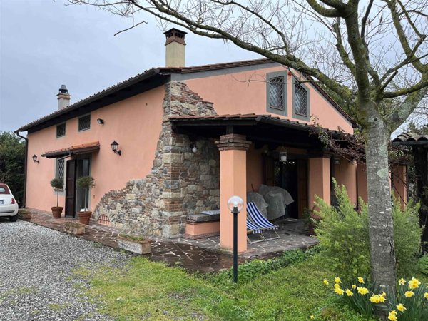 casa indipendente in vendita a Lucca in zona San Pietro a Vico