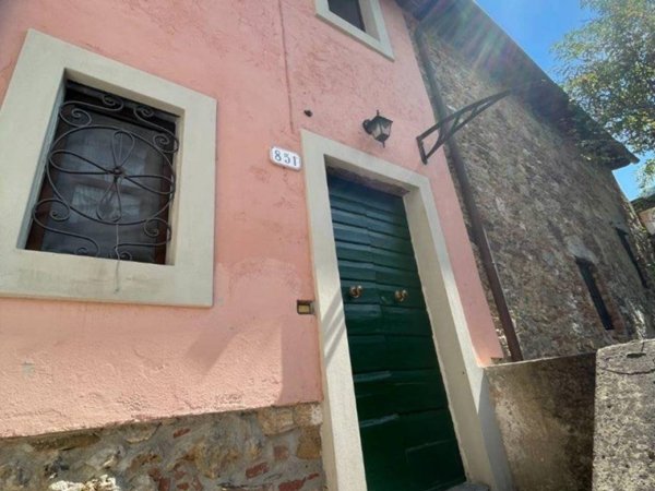 casa indipendente in vendita a Lucca in zona Cerasomma